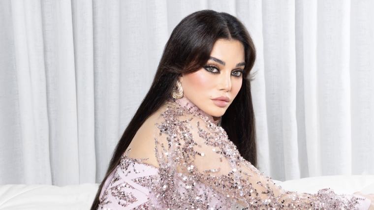 "أحلى لحظة بحياتي".. هيفاء وهبي تشعل أجواء مسرح قرطاج وتصر على صورة مع طفل تونسي