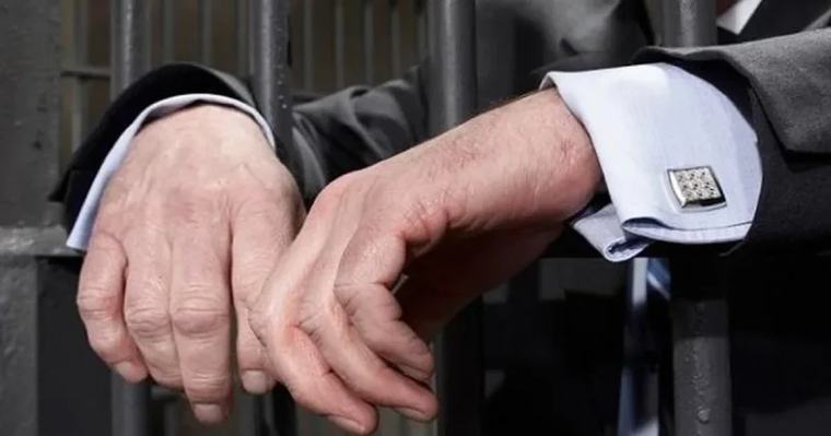 مصدر قضائي: إيقاف محام ومروج مخدرات
